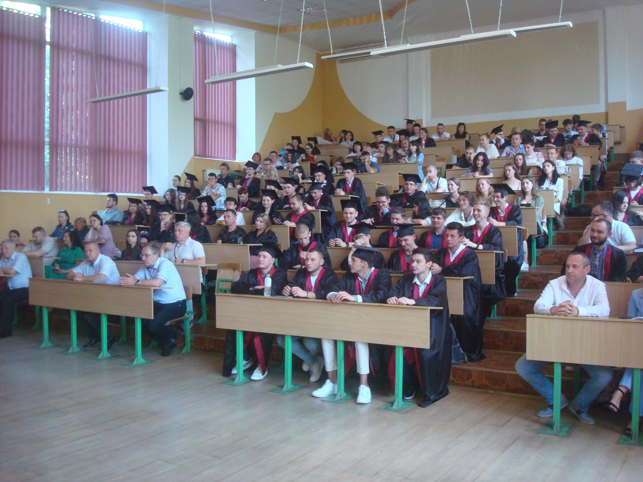 Наші випускники-бакалаври отримали перші в житті дипломи!