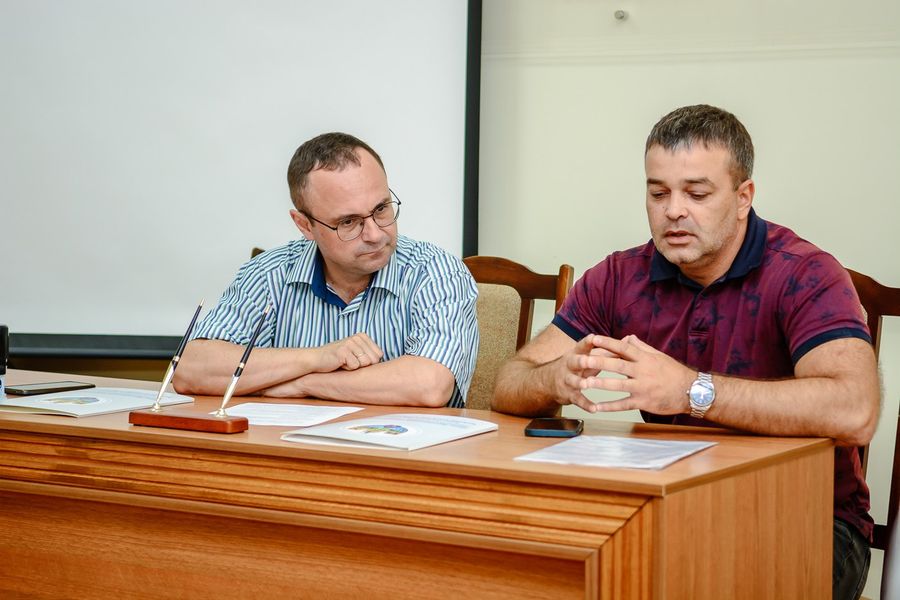 Про можливі напрями співпраці, вдосконалення практичної складової навчального процесу, майбутні спільні проєкти, забезпечення працевлаштування молодих спеціалістів йшлося сьогодні, 2 серпня, в Івано-Франківському національному технічному університеті нафти і газу під час чергової зустрічі з компанією-партнером.  1Результатом зустрічі стало офіційне підписання договору про співпрацю університету з ТОВ «АЕРОПЛЮС». Інтереси ІФНТУНГ під час обговорення особливостей співпраці й укладання договору представляли ре