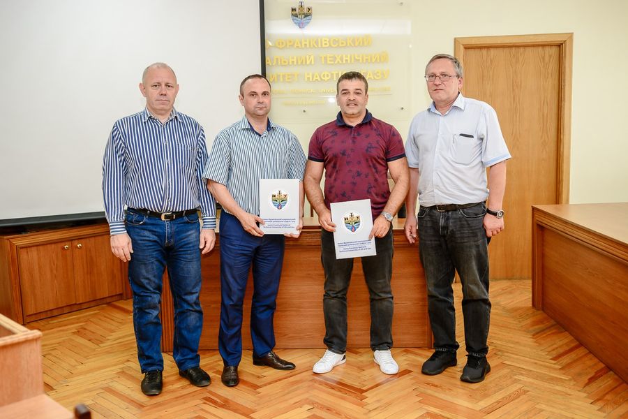 Про можливі напрями співпраці, вдосконалення практичної складової навчального процесу, майбутні спільні проєкти, забезпечення працевлаштування молодих спеціалістів йшлося сьогодні, 2 серпня, в Івано-Франківському національному технічному університеті нафти і газу під час чергової зустрічі з компанією-партнером.  1Результатом зустрічі стало офіційне підписання договору про співпрацю університету з ТОВ «АЕРОПЛЮС». Інтереси ІФНТУНГ під час обговорення особливостей співпраці й укладання договору представляли ре