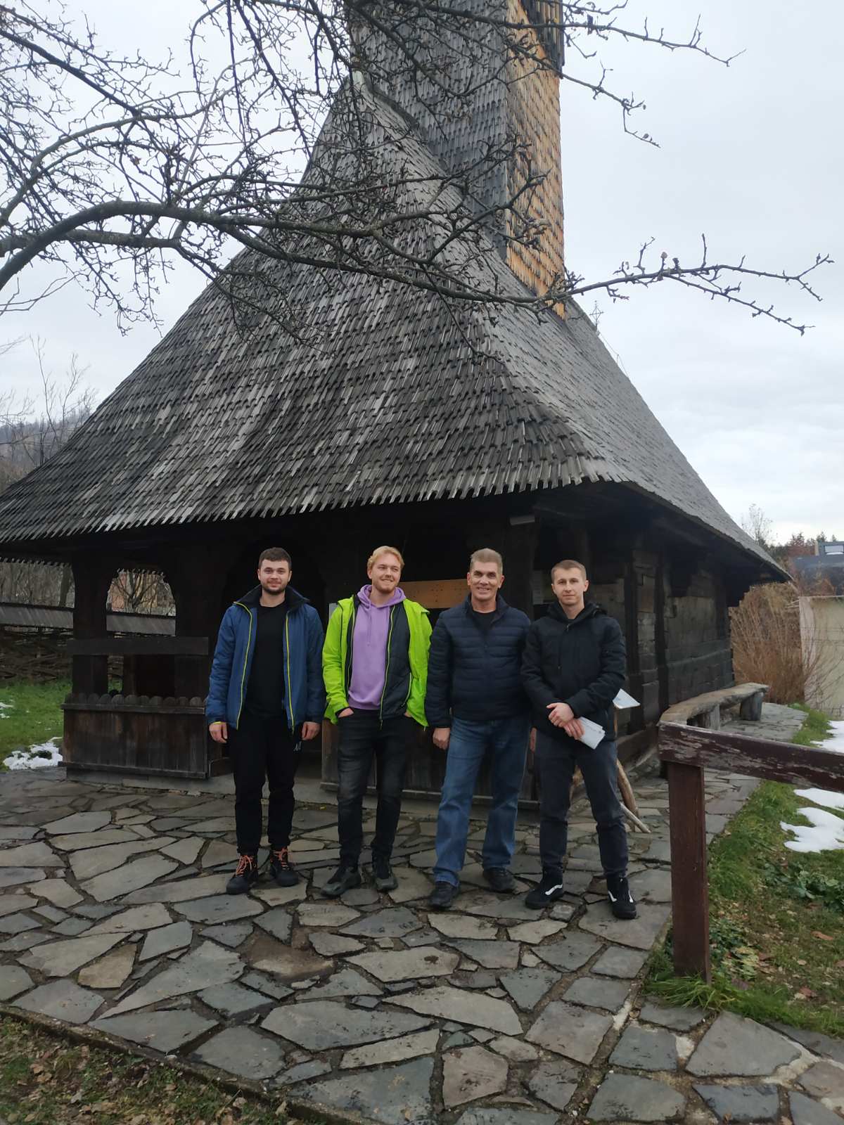 Музей Народної архітектури під відкритим небом. Дерев’яна церква - характрна представниця сакральної архітектури румунської «гуцульщини» - Марамуреш. На фото професор Олег Онисько  зі студентами інженерного факультату Північного університетського центу у м.Бая-Маре