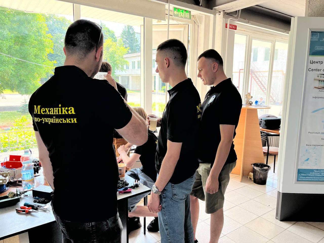 Команди готують роботів