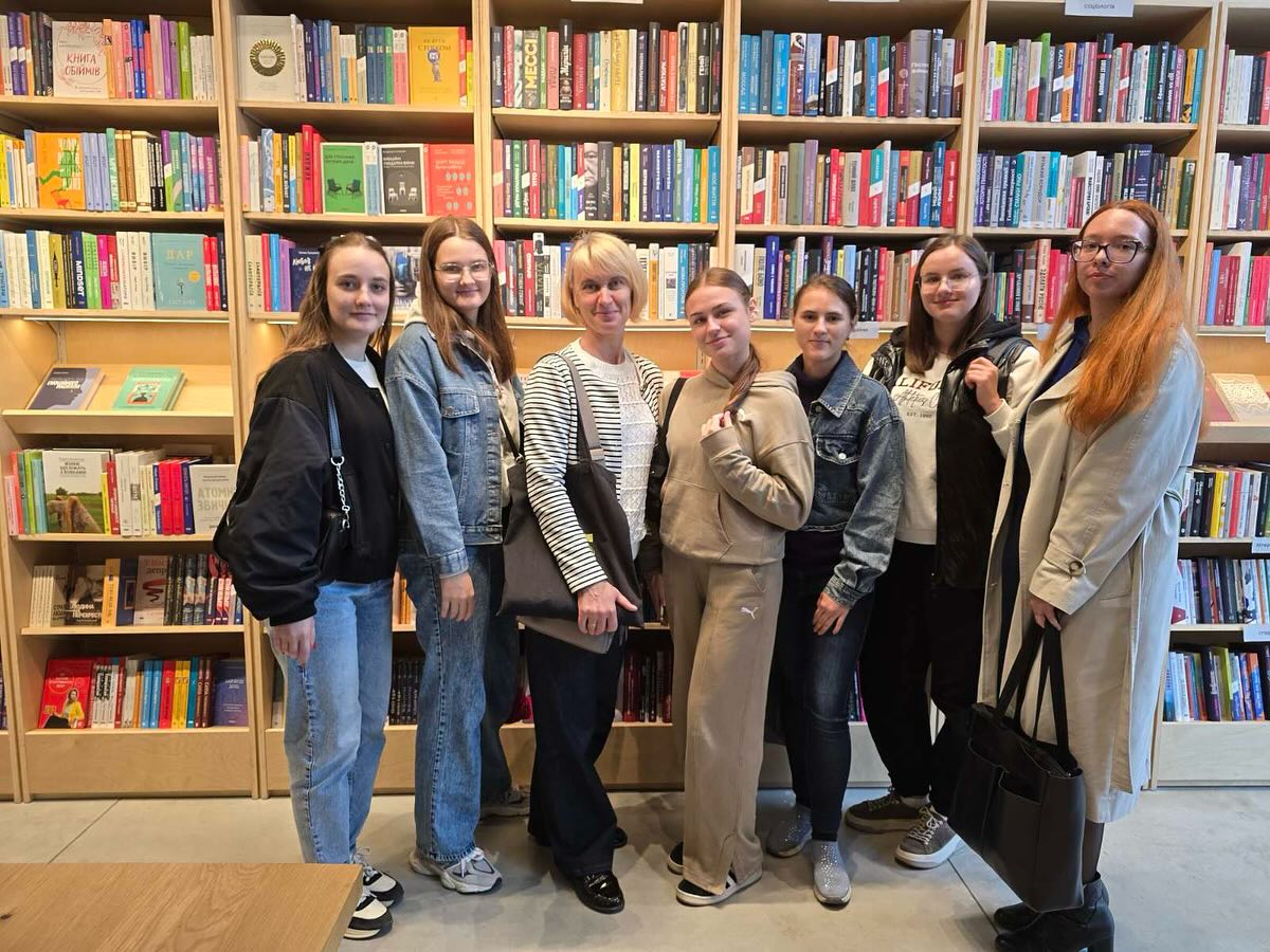 Навчання поза аудиторією: студенти-документознавці на лекції у книгарні «Сенс»
