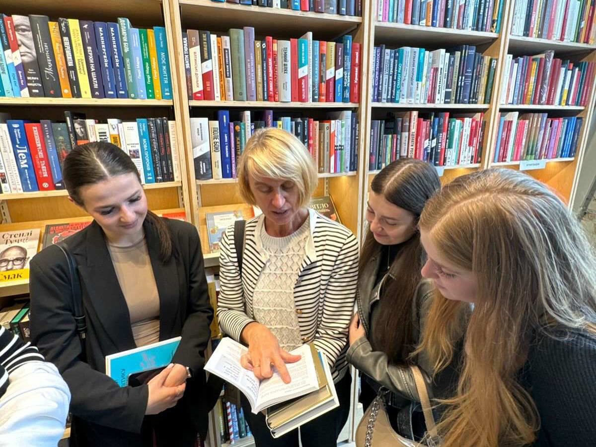 Навчання поза аудиторією: студенти-документознавці на лекції у книгарні «Сенс»