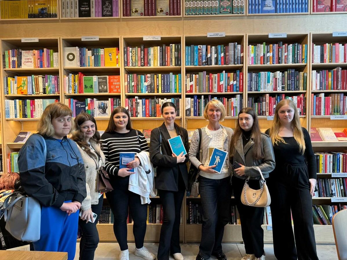 Навчання поза аудиторією: студенти-документознавці на лекції у книгарні «Сенс»