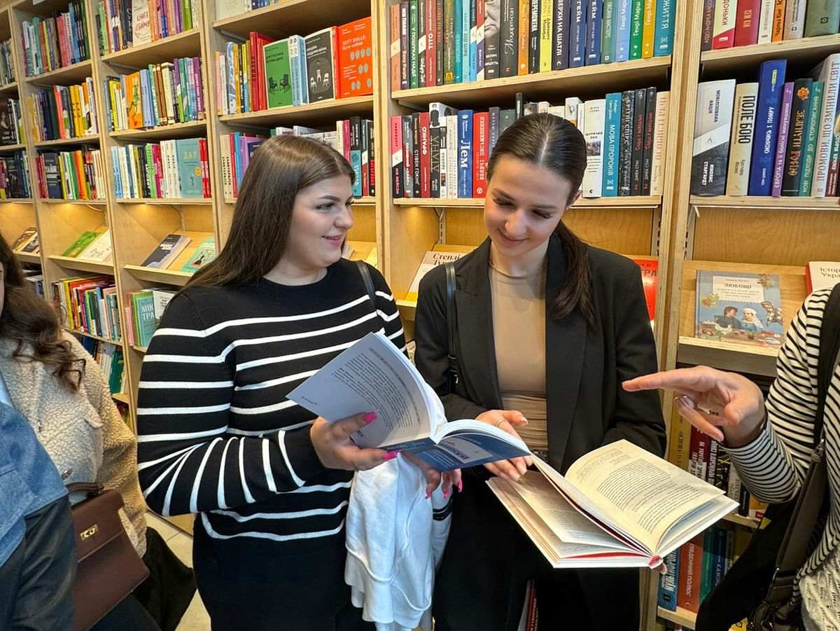Навчання поза аудиторією: студенти-документознавці на лекції у книгарні «Сенс»