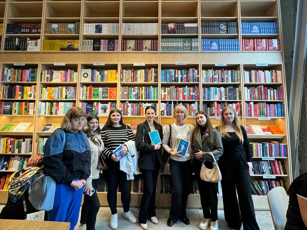 Навчання поза аудиторією: студенти-документознавці на лекції у книгарні «Сенс»