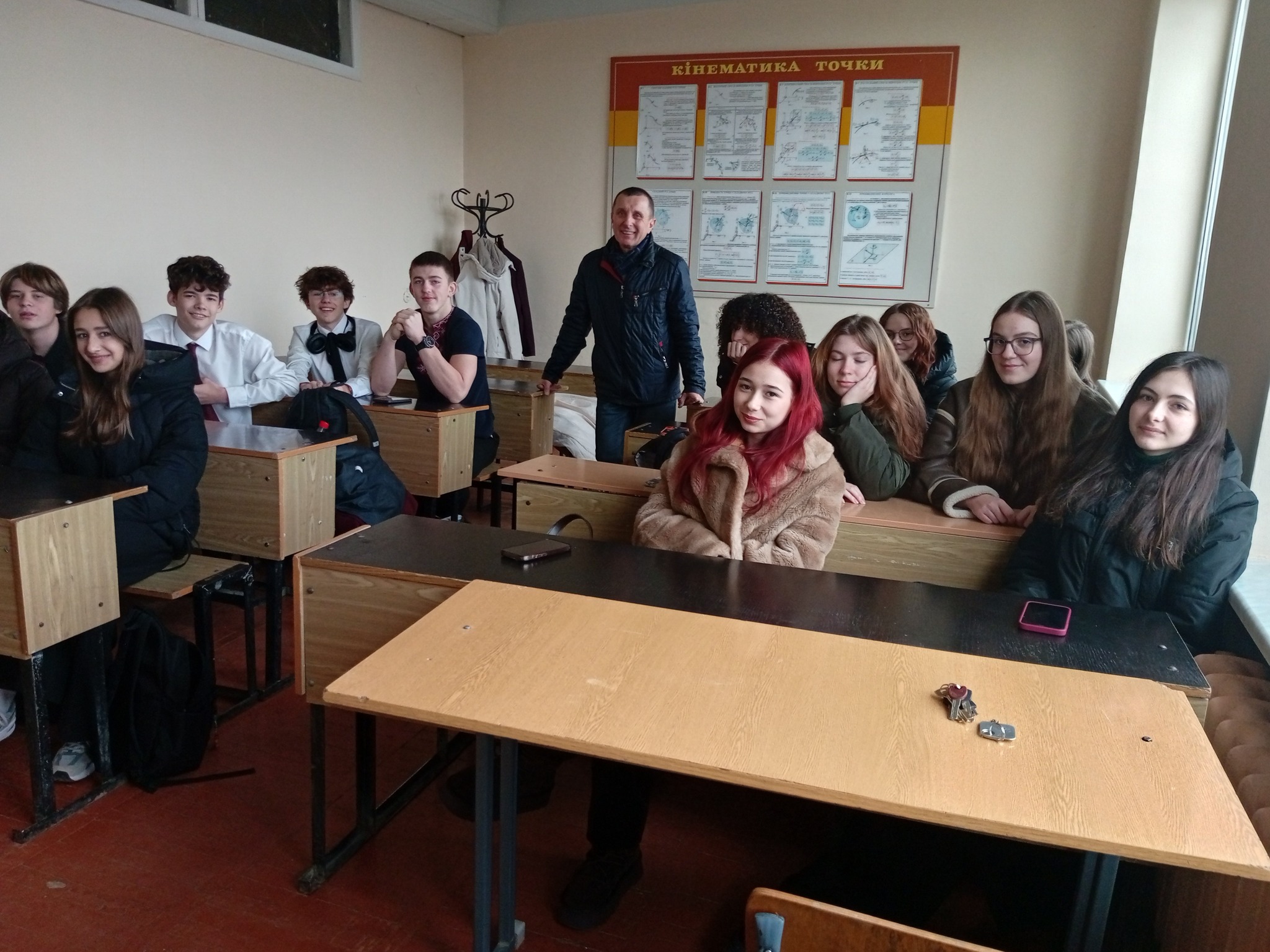 Професійна орієнтація в дії: асистент кафедри ІПЗ Олександра Царева проводить урок технологій у фізико-технічному ліцеї ІФНТУНГ