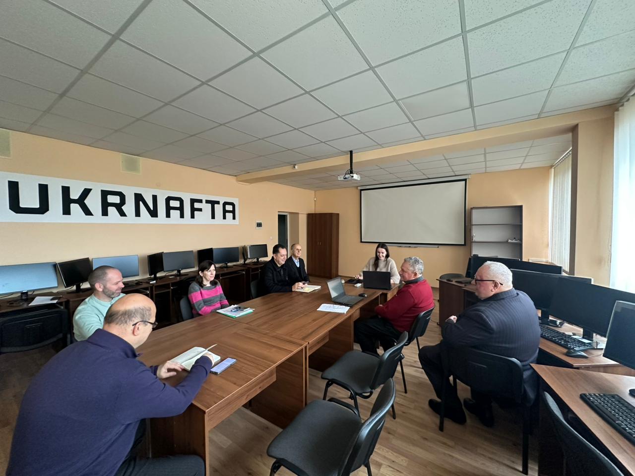 Круглий стіл