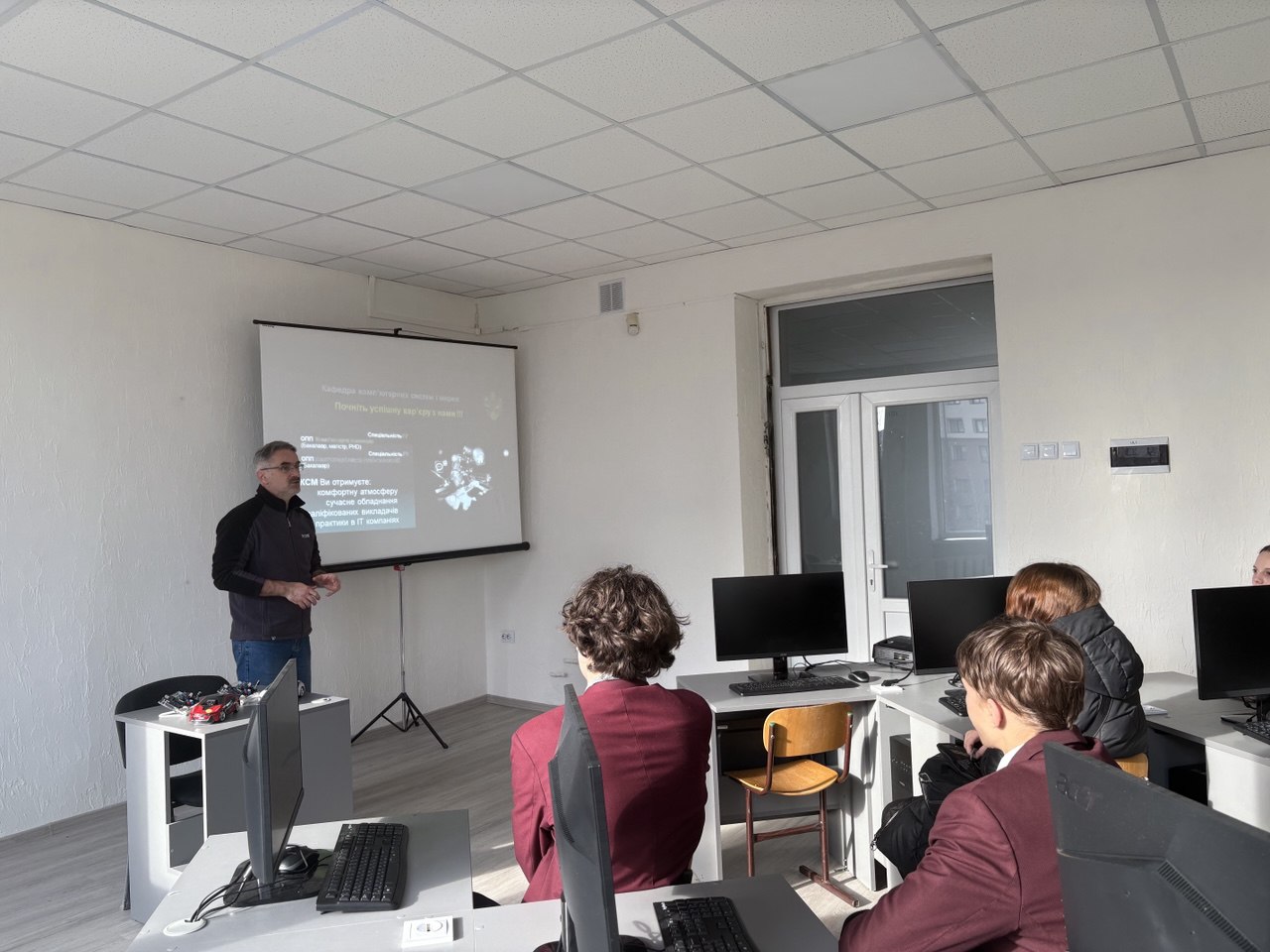 Від Технологій до Роботів: Майбутні Інженери у Гостях кафедри КСМ!