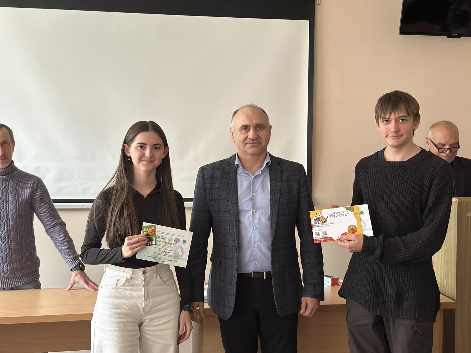 УРОЧИСТЕ НАГОРОДЖЕННЯ УЧАСНИКІВ «МОЛОДІЖНИЙ ЕКОГЕОФОРУМ – 2025»   