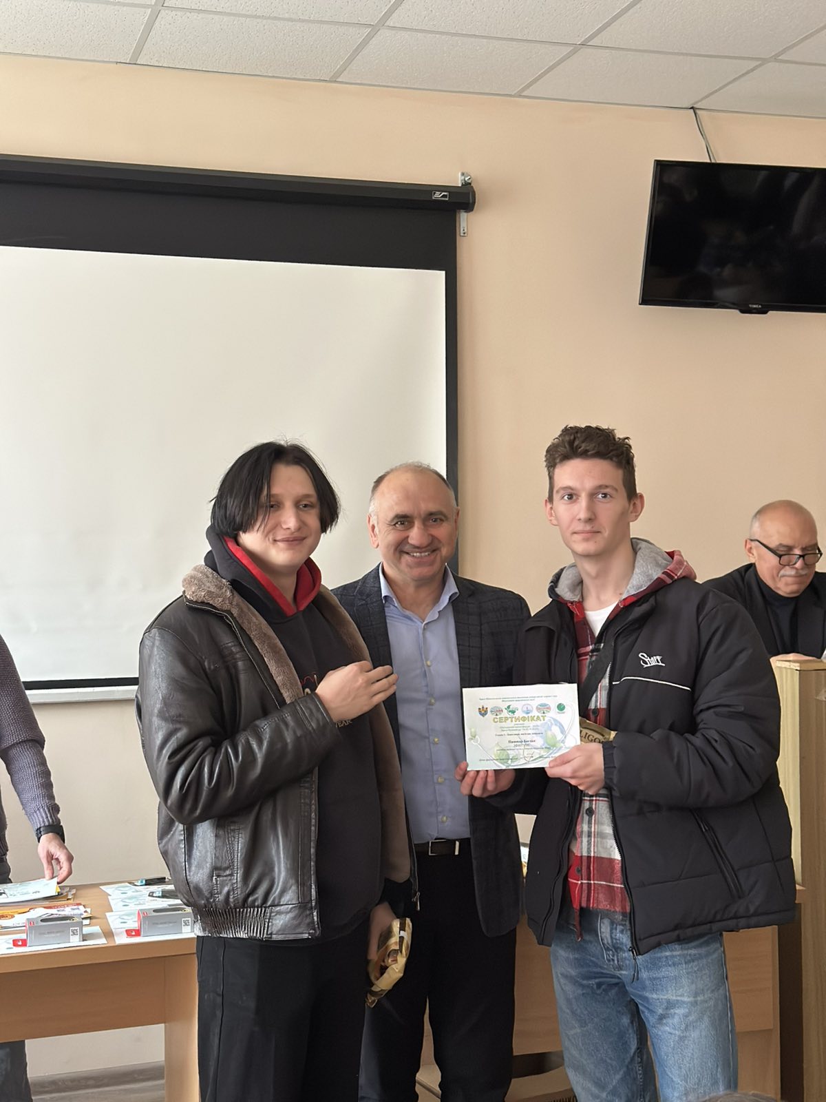 УРОЧИСТЕ НАГОРОДЖЕННЯ УЧАСНИКІВ «МОЛОДІЖНИЙ ЕКОГЕОФОРУМ – 2025»   