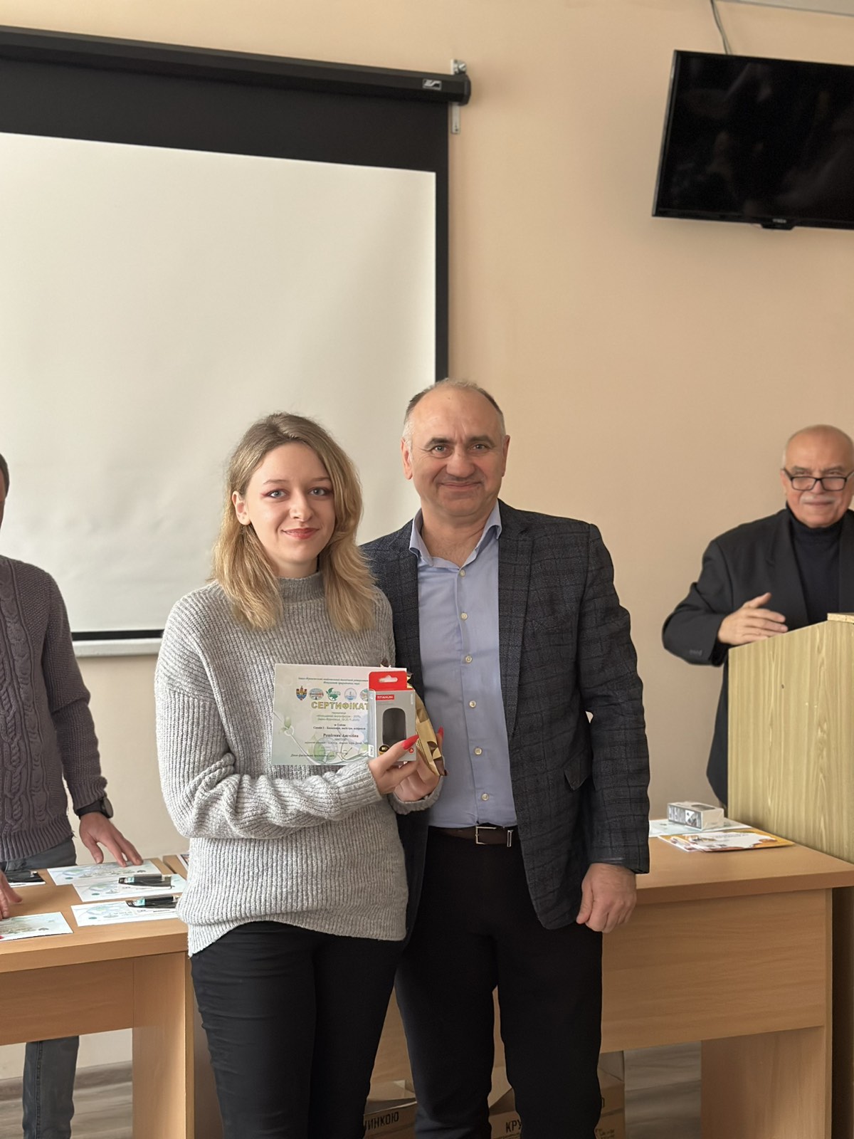 УРОЧИСТЕ НАГОРОДЖЕННЯ УЧАСНИКІВ «МОЛОДІЖНИЙ ЕКОГЕОФОРУМ – 2025»   