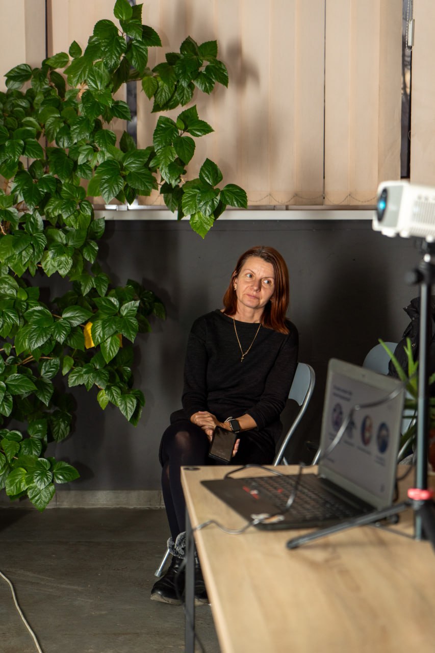 Бінарна практична пара у маркетинговій агенції The Roiverse