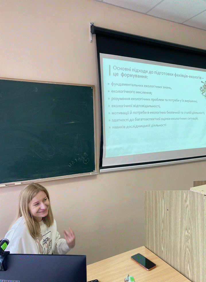 ЗНАЙОМСТВО З УНІВЕРСИТЕТСЬКИМ ЖИТТЯМ КАФЕДРИ