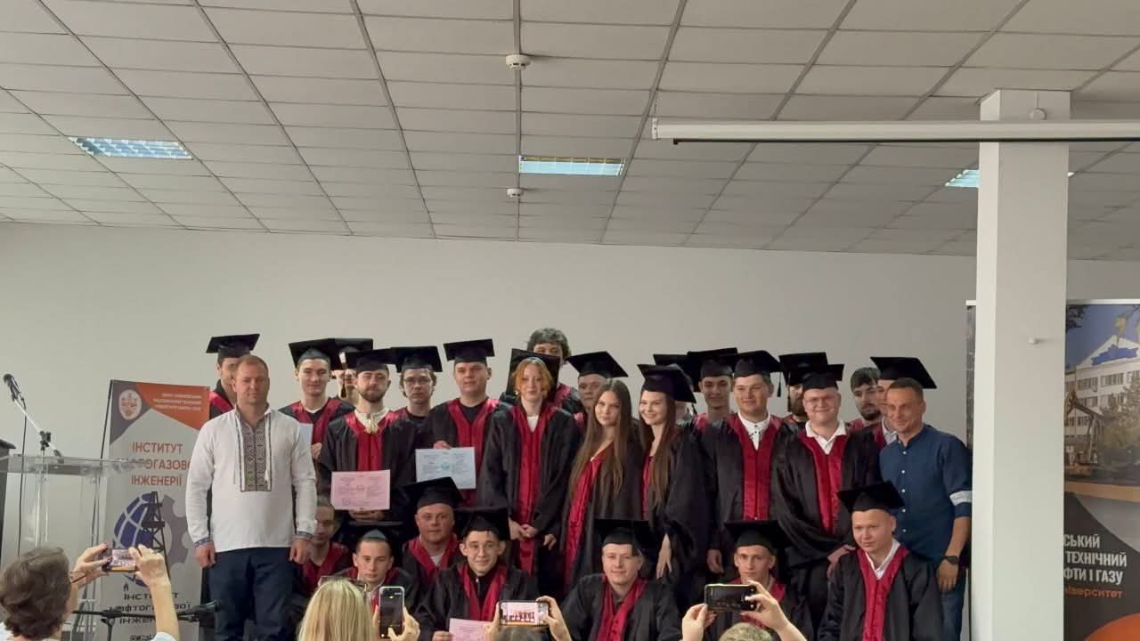 76598m