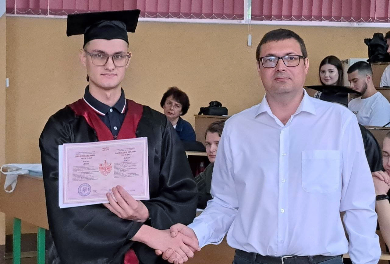 Богдан Дутка отримує диплом з відзнакою