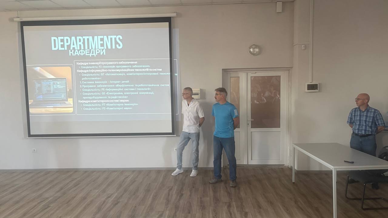 Вітаємо першокурсників кафедри комп'ютерних систем і мереж!