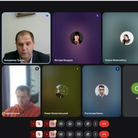 У рамках навчального процесу для студентів спеціальності «Комп’ютерна інженерія» груп КІ-21-1 та КІ-21-2 відбулася бінарна лекція за участі Уповноваженого з антикорупційної діяльності університету Протаса Володимира Васильовича. Захід був спрямований на формування у здобувачів здатності ухвалювати рішення та діяти, дотримуючись принципу неприпустимості корупції та будь-яких інших проявів недоброчесності. Лекція також сприяла забезпеченню усіх компетентностей, передбачених освітньою програмою підготовки фахі
