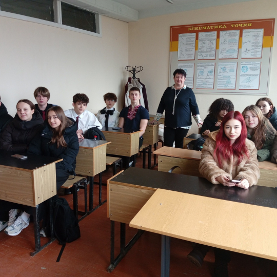 Професійна орієнтація в дії: асистент кафедри ІПЗ Олександра Царева проводить урок технологій у фізико-технічному ліцеї ІФНТУНГ