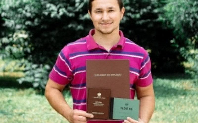 студент Володимир Говзан (група ЕТСм-17-1) з дипломом