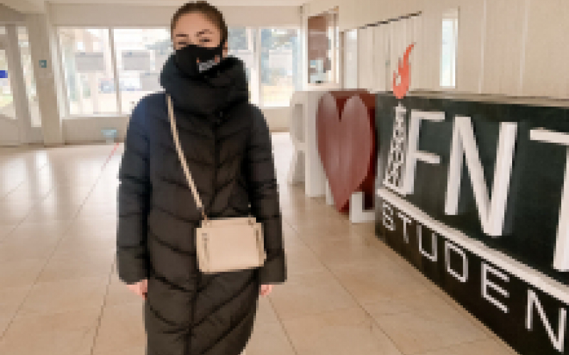 Юлія Лаба отримала стильну захисну маску від Студентського парламенту ІФНТУНГ
