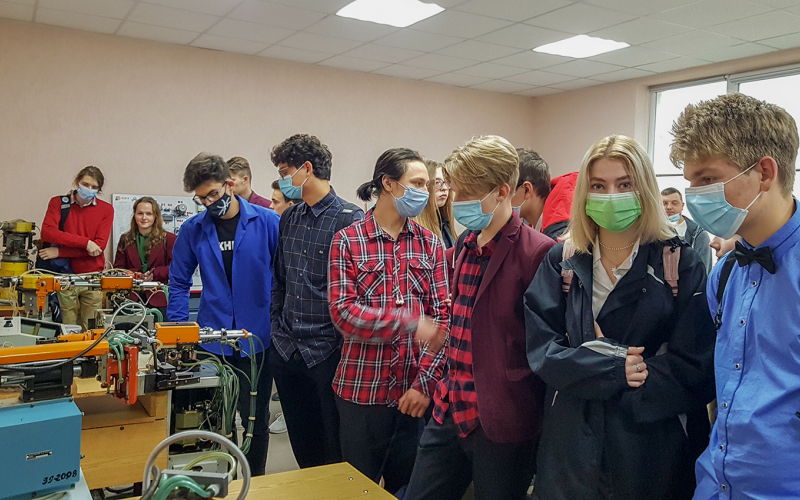 Учні фізико-технічного ліцею  в лабораторії роботизації 