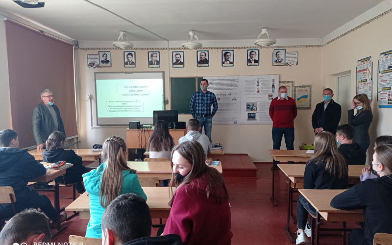 У Кропивницькій гімназії Калуської міської ради впроваджується проєкт “Соціальне шкільне навчально-виробниче підприємство “CADPRINT”. 