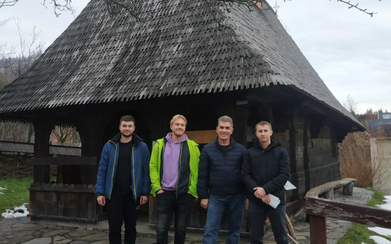 Музей Народної архітектури під відкритим небом. Дерев’яна церква - характрна представниця сакральної архітектури румунської «гуцульщини» - Марамуреш. На фото професор Олег Онисько  зі студентами інженерного факультату Північного університетського центу у м.Бая-Маре