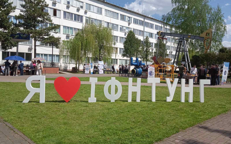 й