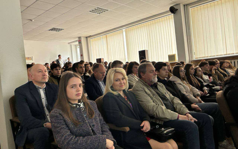 В Івано-Франківському національному технічному університеті нафти і газу  відбулась конференція в рамках проєкту  «Перевідкриття спільних культурних коренів та їх діджиталізація для майбутніх поколінь – Root4Dig» в повіті Марамуреш (Румунія) та Івано-Франківській області (Україна). Ця ініціатива має на меті поглиблення транскордонного співробітництва, популяризацію через оцифровування культурних цінностей у спільних Карпатах.  Нагадаємо, що проєкт реалізується ІФНТУНГ у партнерстві із Технічним університето