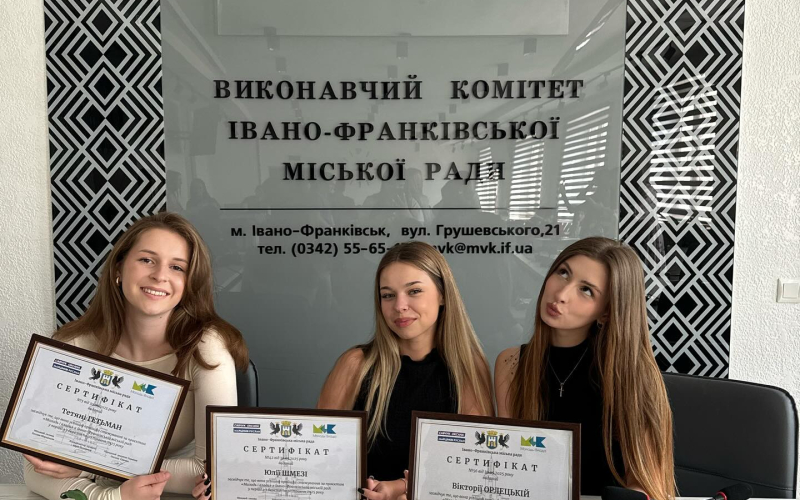 Інформація - основа рішень, молодь - майбутнє влади