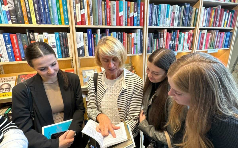Навчання поза аудиторією: студенти-документознавці на лекції у книгарні «Сенс»