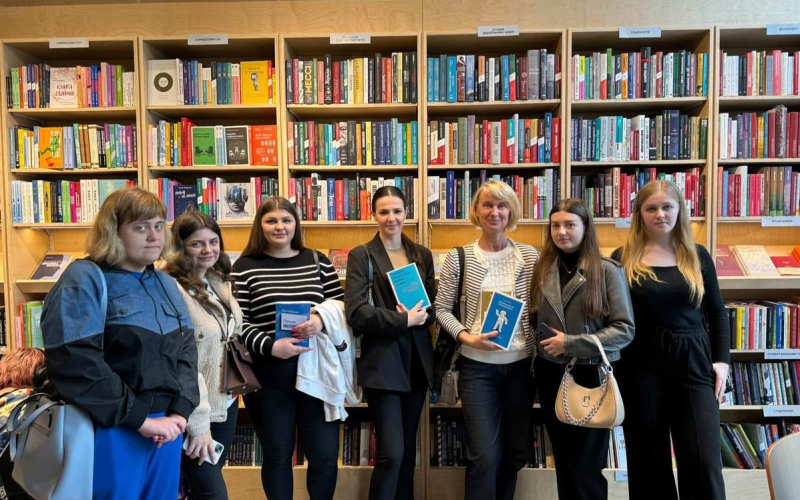 Навчання поза аудиторією: студенти-документознавці на лекції у книгарні «Сенс»