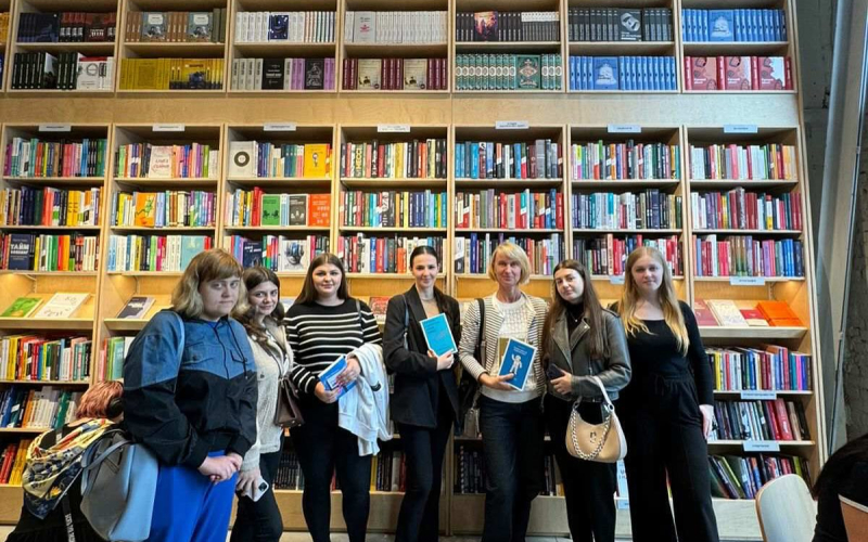 Навчання поза аудиторією: студенти-документознавці на лекції у книгарні «Сенс»