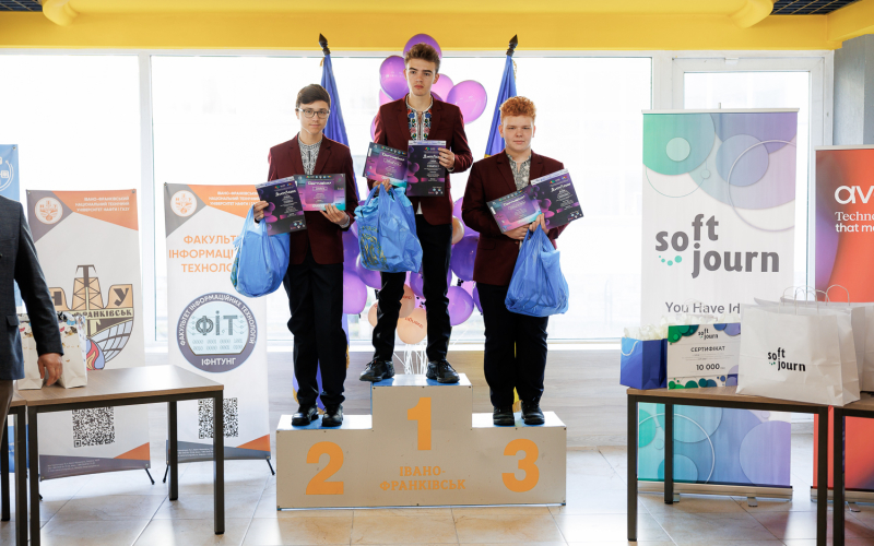 Переможці ІТ-олімпіади: в ІФНТУНГ відзначили найкращих програмістів Прикарпаття! 