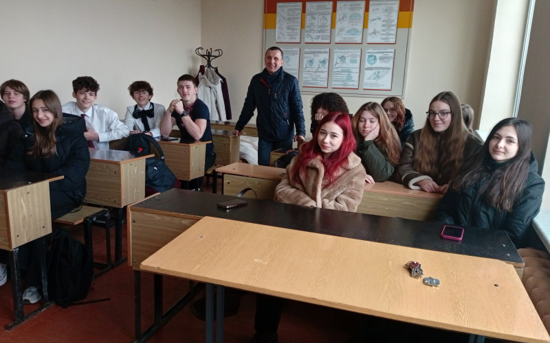 Професійна орієнтація в дії: асистент кафедри ІПЗ Олександра Царева проводить урок технологій у фізико-технічному ліцеї ІФНТУНГ