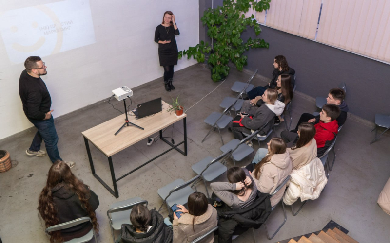 Бінарна практична пара у маркетинговій агенції The Roiverse