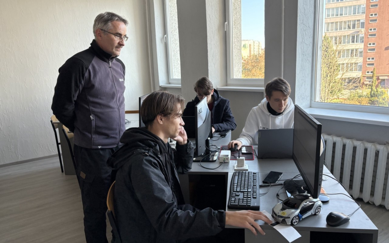 Програмування трекових роботів