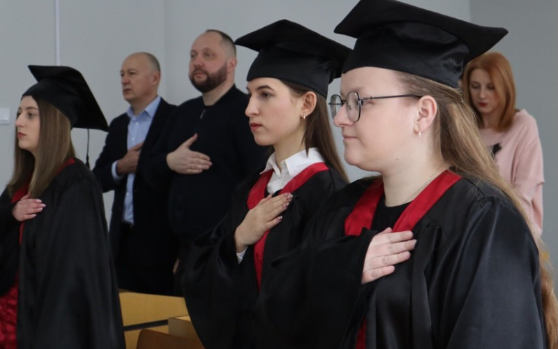 Дипломи в руках – майбутнє попереду: випуск магістрів з інформаційної справи