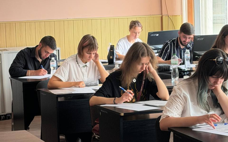 Випускники освітньої програми «Англійська філологія та переклад» успішно склали атестаційний екзамен