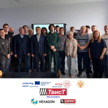 Учасники навчання з CAD/CAM-системи ESPRIT та логотипи проєкту Interreg NEXT Румунія-Україна ATEd, ІФНТУНГ, ТВІСТ ІНЖИНІРІНГ, Hexagon і ESPRIT